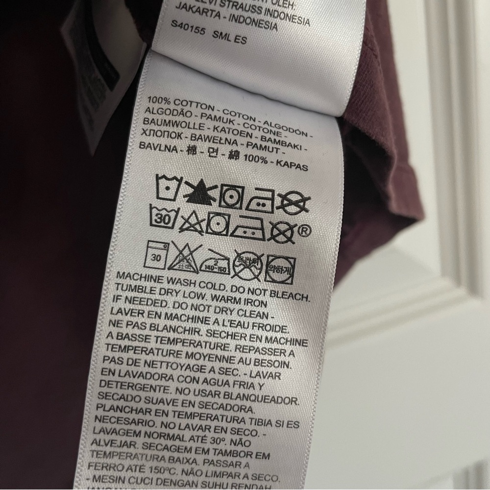 Levi's Burgundy Graphic Tee - Picture 5 of 6
